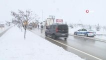 Afyonkarahisar'da kar yağışı etkili olduKentte kar kalınlığı yer yer 20 santimetreyi bulduKar yağışı trafik kazalarını da beraberinde getirdi
