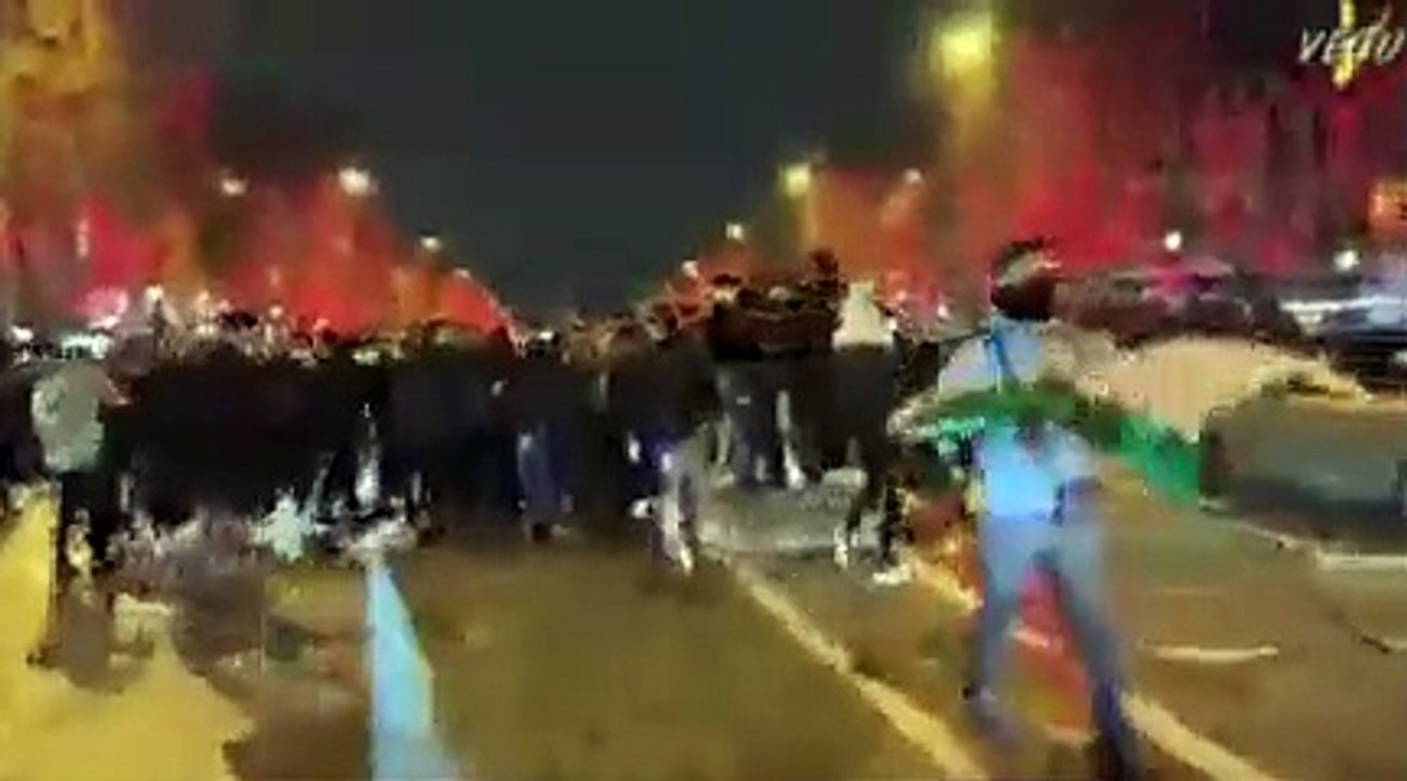 Victoire de l'Algérie dans la Coupe Arabe : Les images de dizaines de jeunes scandant sur les Champs-Elysées hier soir "Zemmour, on t'enc.le !" et s'affrontant avec les forces de l'ordre