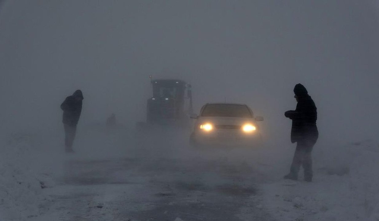 Muş’ta tipide yolda mahsur kalan 30 kişi kurtarıldı