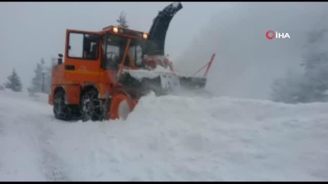 Alacabel'de kar kalınlığı 1 metreye ulaştı, tırların geçişine izin verilmiyor