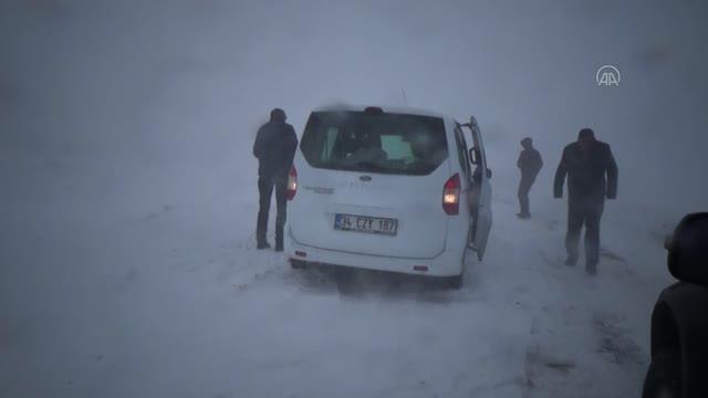 Araçlarıyla tipide mahsur kalanların yardımına ekipler yetişti