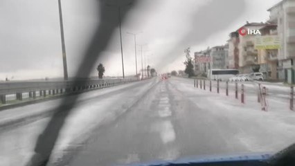 Manavgat'ta etkili olan dolu yağışı ilçeyi beyaz bürüdü