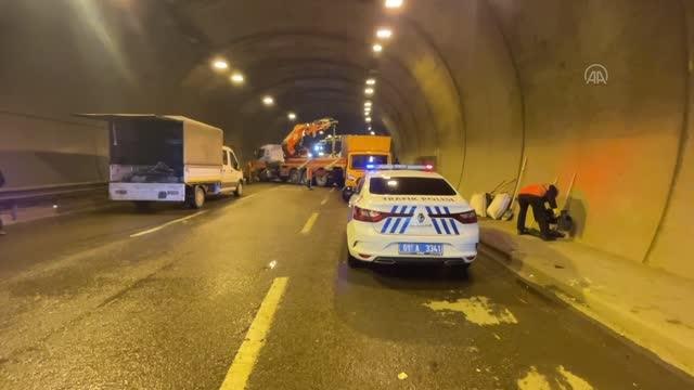 Tünelde devrilen tır nedeniyle kapanan sahil yolu ulaşıma açıldı