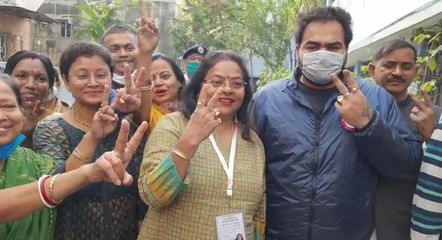 তৃণমূল কংগ্রেসের প্রার্থী রতনা চট্টোপাধ্যায় ভোট দিলেন শিশু ভারতী স্কুলে |Oneindia Bengali