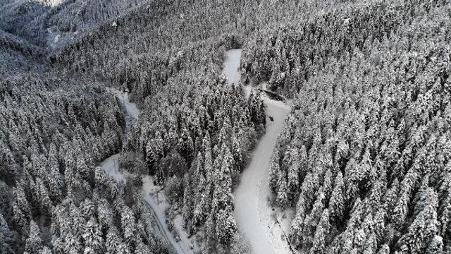 YEDİGÖLLER YOLU KAR YAĞIŞI VE BUZLANMA NEDENİYLE ULAŞIMA KAPATILDI