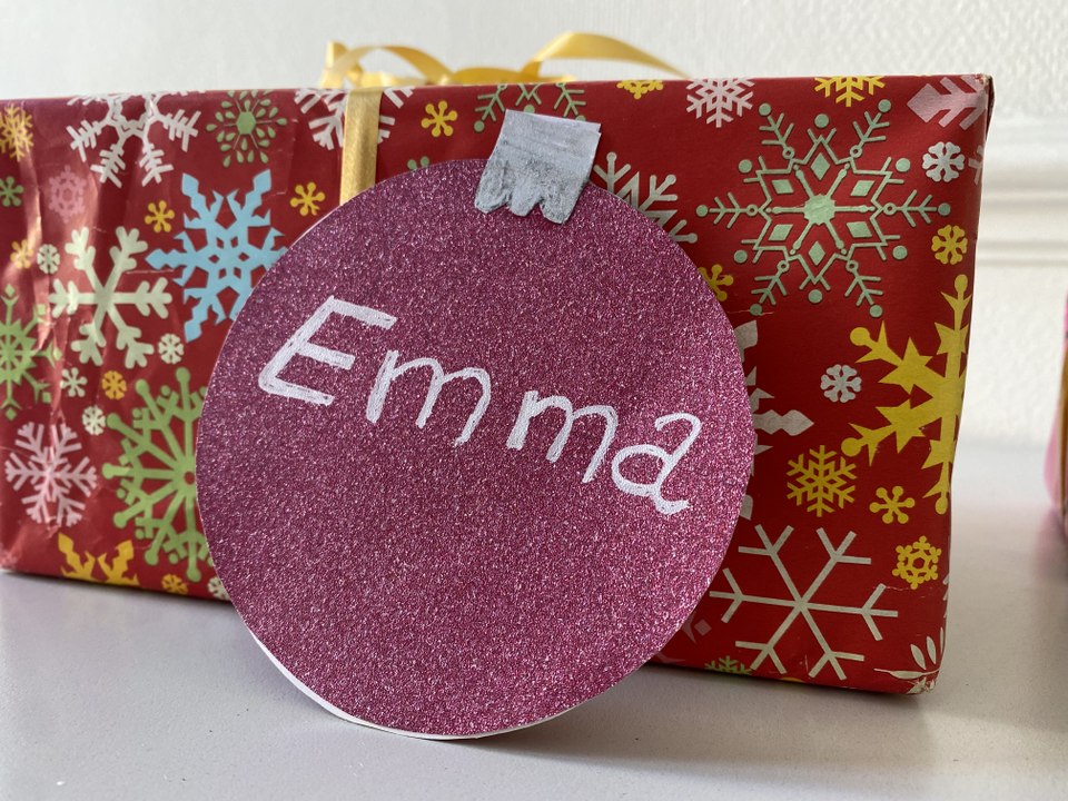 Fabriquer un marque-place en forme de boule de Noël