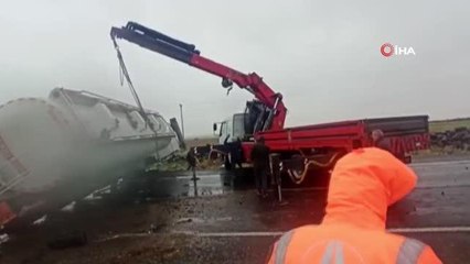 Akaryakıt yüklü tanker devrildi, uzun araç kuyruğu oluştu