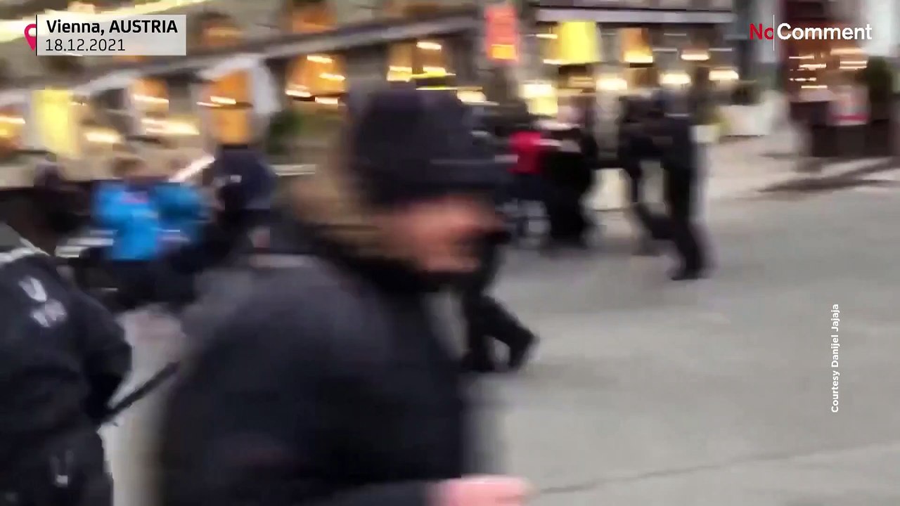 Gewaltsamer Corona-Protest: Impfgegner durchbrechen Absperrung