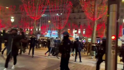 Paris : les supporters de l'Algérie mettent une nouvelle fois le chaos sur les Champs-Elysées...