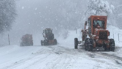 Kar yağışının etkili olduğu Kütahya'da ekipler yolları açık tutmaya çalışıyor