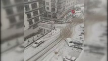 Başkent'te kar yağışı sürücülere zor anlar yaşattı