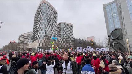 Binlerce kişi "zorunlu aşı" karşıtı protesto yürüyüşü yaptı