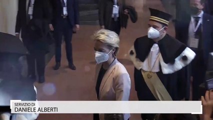 Von der Leyen a Milano: "Voglio un'Europa dei giovani". Poi fa gli auguri di Buon Natale in italiano