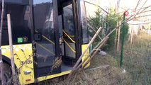 Freni patlayan İETT otobüsü, park halindeki araca çarparak durabildi