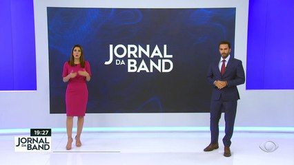 Ao tentar pular o portão de uma casa, o invasor ficou com a calça presa. A solução para escapar do flagrante foi tirar a roupa. Com a vizinhança de olho, ele conseguiu se livrar da calça e saiu correndo de cueca