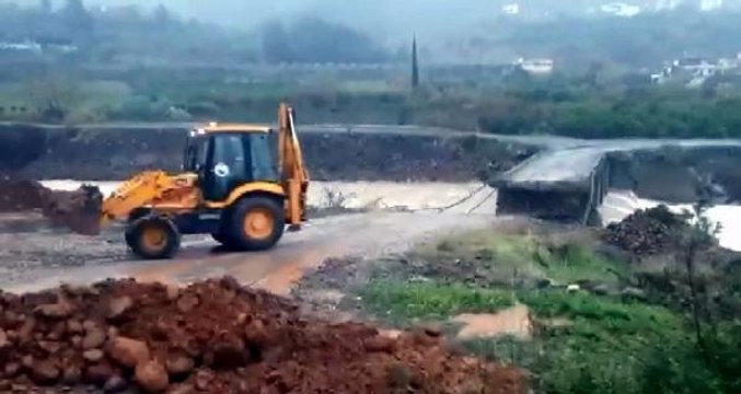 HATAY'DA SAĞANAK YAĞIŞ KÖPRÜLERİ YIKTI, TEKNEYİ ALABORA ETTİ