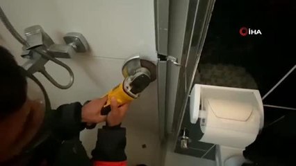 Son dakika haber | Duşa kabine sıkışan muhabbet kuşunu itfaiye kurtardı