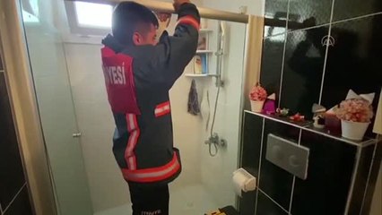 Duş kabininin metal çerçevesinin arka kısmına sıkışan muhabbet kuşu kurtarıldı