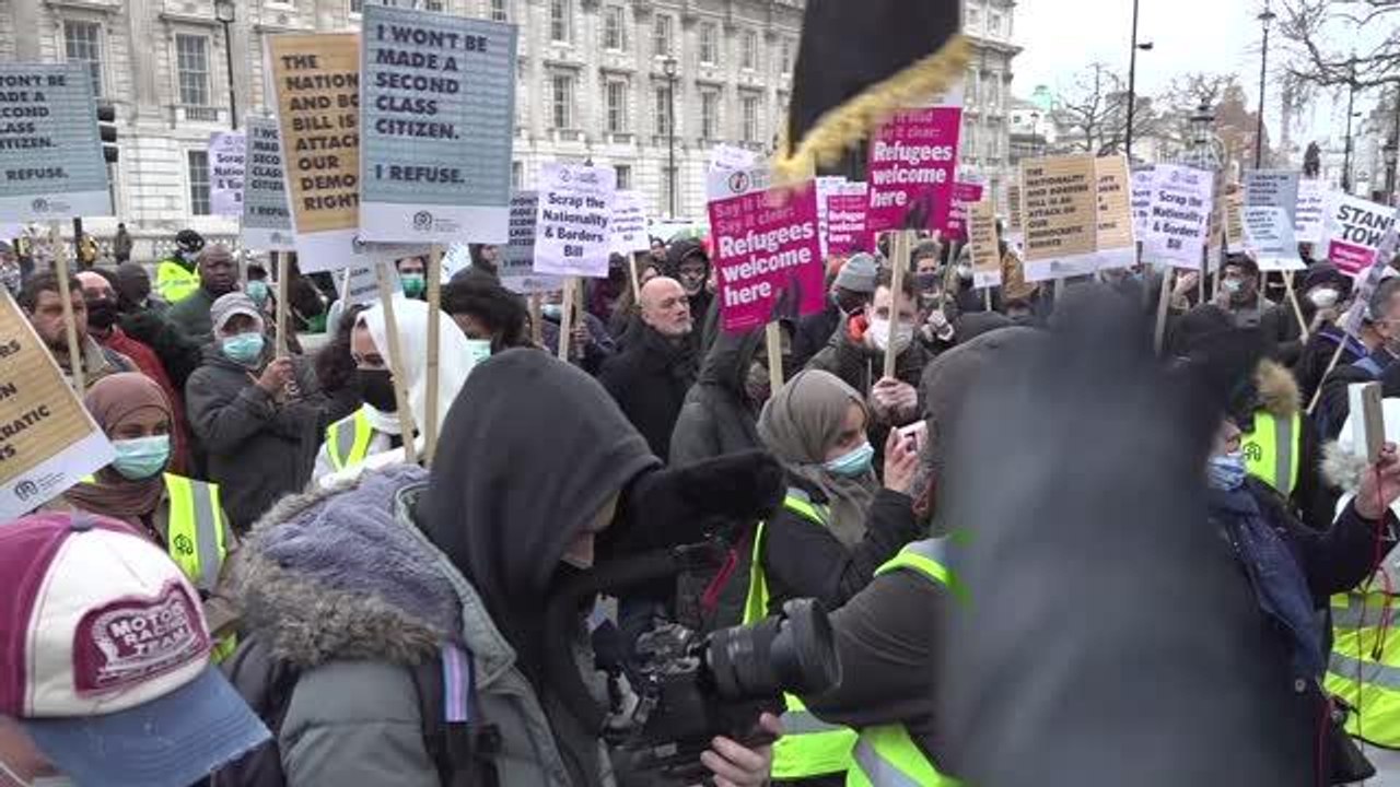 İngiltere'de başbakanlık konutu önünde "mülteci karşıtı yasa tasarısı" protesto edildi