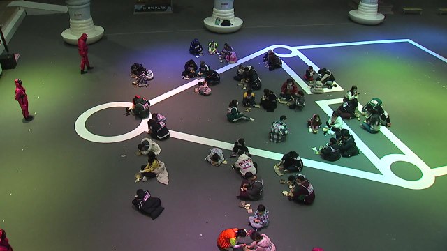 그래도 연말 거리 나선 시민들...감염 우려에 '조심 또 조심' / YTN