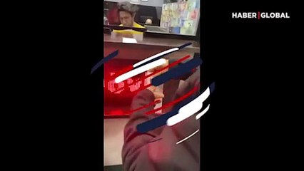 Dolar bozduran turistlerin Türk lirasıyla yaptıkları hareketlere tepki yağdı