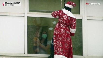 Mosca, tanti Babbo Natale in visita in un ospedale pediatrico