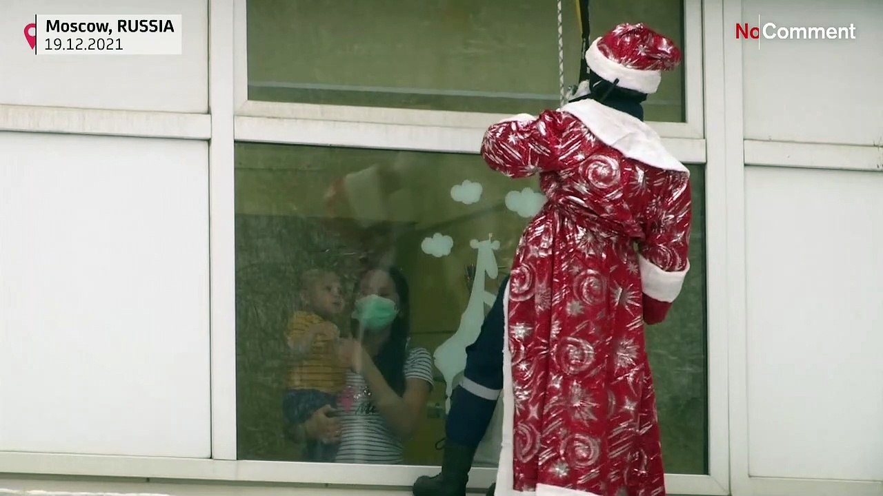 Moskau: Väterchen Frost am Rettungsseil