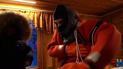 Vacanze di Natale, in Finlandia la nuova tendenza: tuffi nel lago ghiacciato