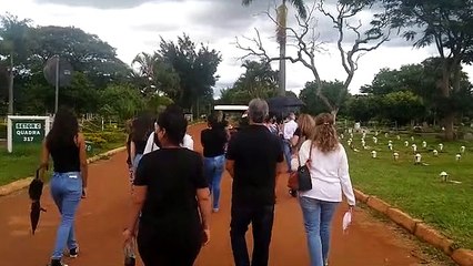 Familiares e amigos se despedem de fundador do PSDB-DF, Antônio Sanchez Sales, no cemitário Campo da Esperança, na Asa Sul