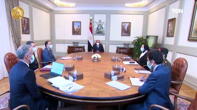 الرئيس يجتمع برئيس مجلس الوزراء وعدد من المسئولين ويتابع تطوير منظومة الموانئ