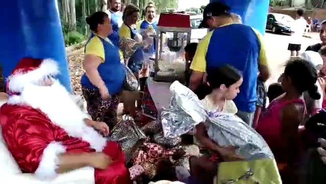 Grupo Amigos do Bem realiza natal para crianças no Bairro XIV de Novembro, em Cascavel