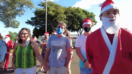 Papais Noéis distribuem presentes em Ivaiporã; assista