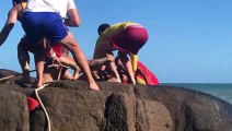 Mulher é resgatada no costão do Farol de Santa Marta