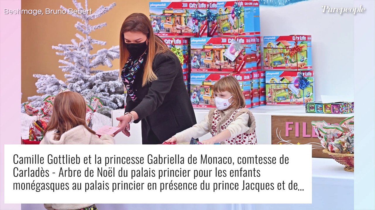 Camille Gottlieb : Bouche rouge charnue et petite robe à pompons, elle joue les mères Noël sexy