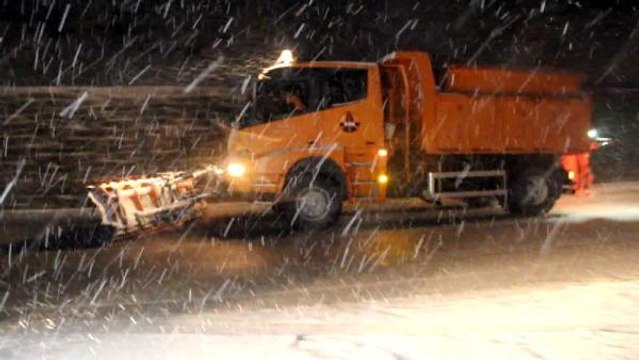 ERZİNCAN'DA KAR VE TİPİ SÜRÜCÜLERE ZOR ANLAR YAŞATTI