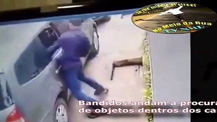 Em 10 SEGUNDOS: Bandidos roubam coisas deixadas dentro dos carros