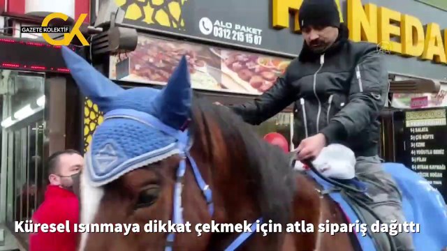Ankaralı tantunici Serkan Yılmaz, küresel ısınmaya dikkat çekmek için siparişleri atlarla dağıttı