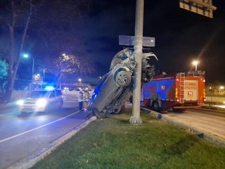 Bakırköy'de otomobil yön tabelası direğine asılı kaldı:  1 yaralı