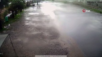 Sürücülere korku dolu anlar yaşatan hortum güvenlik kamerasında