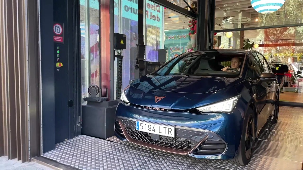 Marc ter Stegen entdeckt den CUPRA Born