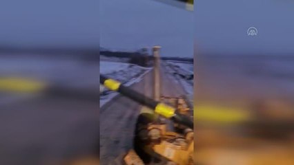AFYONKARAHİSAR - Kar yağışı etkili oluyor - Yol açma çalışmasına katılan ekiplerin önünden geçen domuz sürüsü