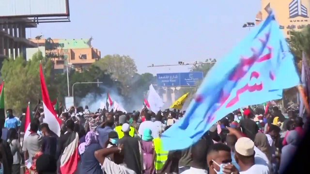 بدون تعليق: محاولة اعتصام في محيط القصر الرئاسي في الخرطوم وقوات الأمن تطلق الغازات المسيلة للدموع