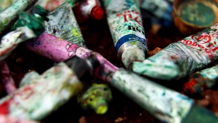 Сирийская девочка рисует мир