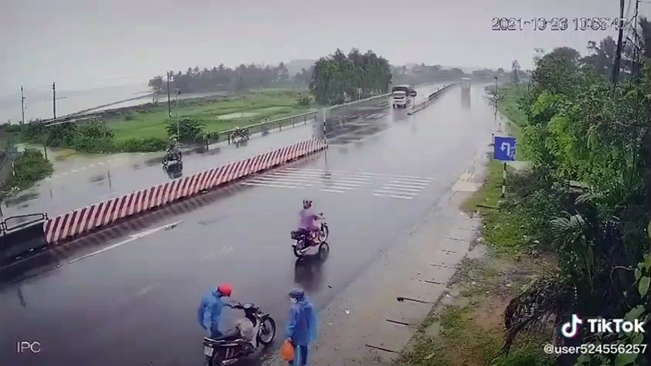 lật ven đường