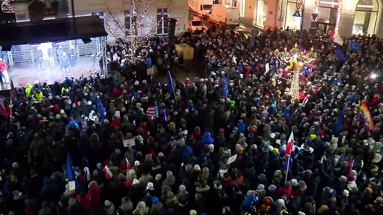 100-nál is több lengyel városban tüntettek vasárnap az új médiatörvény ellen