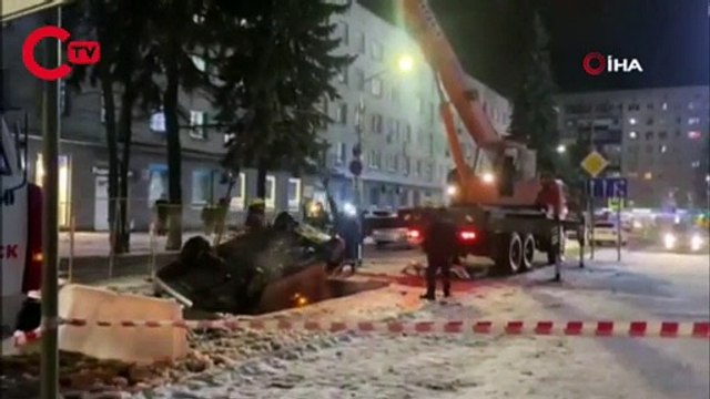 Rusya'da seyir halindeki araç kaynar su çukuruna düştü