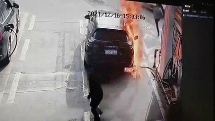 Un pyromane incendie volontairement une voiture à une station-service (Chine)