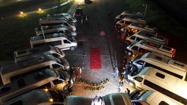 Görülmemiş evlenme teklifi: Servis araçlarıyla evlenme teklif etti