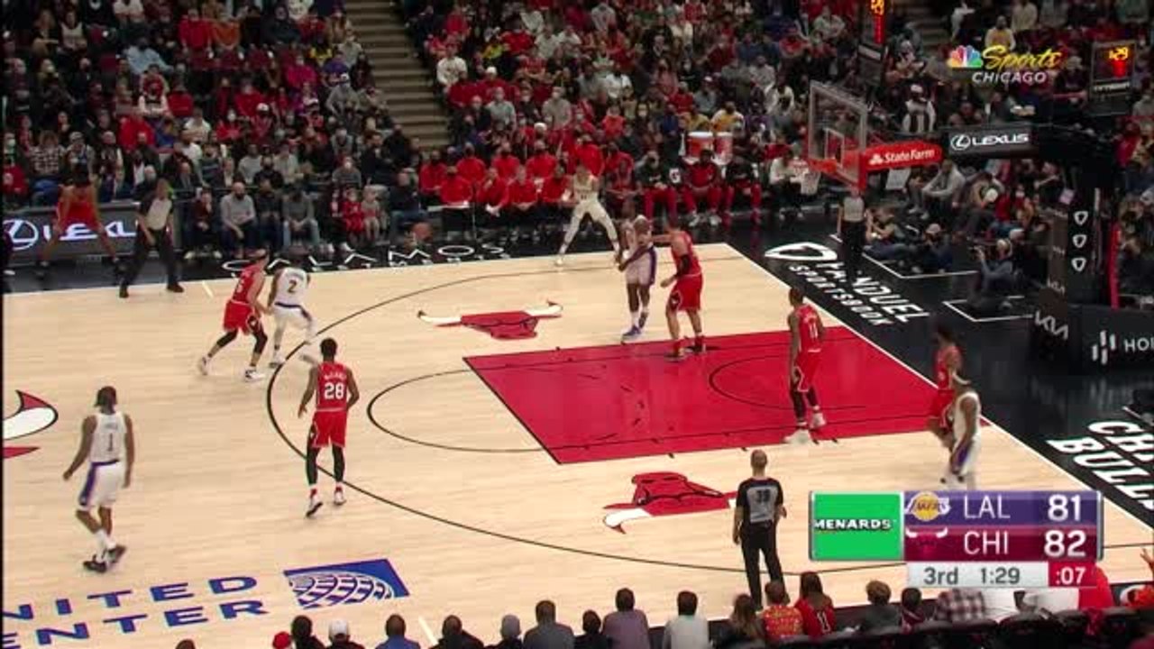 Westbrook's acrobatic reverse layup has Chicago crowd stunned