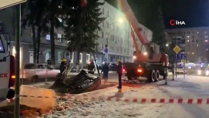 Seyir halindeki otomobil kaynar su çukuruna düştü